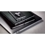 μνήμη-flash-type-ci-usb-31-16gb-6-1779309175239 Στην Topcase, γνωρίζουμε ότι το smartphone σας αποτελεί αναπόσπαστο κομμάτι της καθημερινότητάς σας και αξίζει αξιόπιστη προστασία από την πρώτη κιόλας μέρα. Γι' αυτό επιλέγουμε προσεκτικά κάθε προϊόν στον κατάλογό μας για να σας προσφέρουμε ποιοτικές θήκες, προστατευτικά και αξεσουάρ που συνδυάζουν ασφάλεια, στυλ και άνεση. Η γρήγορη εξυπηρέτηση είναι εξίσου σημαντική για εμάς. Προσπαθούμε να επεξεργαζόμαστε και να αποστέλλουμε κάθε παραγγελία το συντομότερο δυνατό, ώστε η συσκευή σας να λαμβάνει την απαραίτητη προστασία χωρίς περιττή αναμονή. Επειδή πιστεύουμε ότι η ηρεμία ξεκινά με ένα καλά προστατευμένο τηλέφωνο.