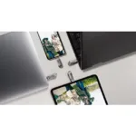Στην Topcase, γνωρίζουμε ότι το smartphone σας αποτελεί αναπόσπαστο κομμάτι της καθημερινότητάς σας και αξίζει αξιόπιστη προστασία από την πρώτη κιόλας μέρα. Γι' αυτό επιλέγουμε προσεκτικά κάθε προϊόν στον κατάλογό μας για να σας προσφέρουμε ποιοτικές θήκες, προστατευτικά και αξεσουάρ που συνδυάζουν ασφάλεια, στυλ και άνεση. Η γρήγορη εξυπηρέτηση είναι εξίσου σημαντική για εμάς. Προσπαθούμε να επεξεργαζόμαστε και να αποστέλλουμε κάθε παραγγελία το συντομότερο δυνατό, ώστε η συσκευή σας να λαμβάνει την απαραίτητη προστασία χωρίς περιττή αναμονή. Επειδή πιστεύουμε ότι η ηρεμία ξεκινά με ένα καλά προστατευμένο τηλέφωνο.