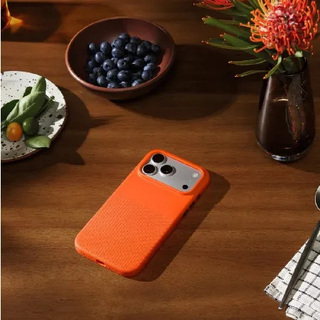Στην Topcase, γνωρίζουμε ότι το smartphone σας αποτελεί αναπόσπαστο κομμάτι της καθημερινότητάς σας και αξίζει αξιόπιστη προστασία από την πρώτη κιόλας μέρα. Γι' αυτό επιλέγουμε προσεκτικά κάθε προϊόν στον κατάλογό μας για να σας προσφέρουμε ποιοτικές θήκες, προστατευτικά και αξεσουάρ που συνδυάζουν ασφάλεια, στυλ και άνεση. Η γρήγορη εξυπηρέτηση είναι εξίσου σημαντική για εμάς. Προσπαθούμε να επεξεργαζόμαστε και να αποστέλλουμε κάθε παραγγελία το συντομότερο δυνατό, ώστε η συσκευή σας να λαμβάνει την απαραίτητη προστασία χωρίς περιττή αναμονή. Επειδή πιστεύουμε ότι η ηρεμία ξεκινά με ένα καλά προστατευμένο τηλέφωνο.