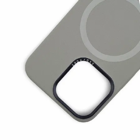 Στην Topcase, γνωρίζουμε ότι το smartphone σας αποτελεί αναπόσπαστο κομμάτι της καθημερινότητάς σας και αξίζει αξιόπιστη προστασία από την πρώτη κιόλας μέρα. Γι' αυτό επιλέγουμε προσεκτικά κάθε προϊόν στον κατάλογό μας για να σας προσφέρουμε ποιοτικές θήκες, προστατευτικά και αξεσουάρ που συνδυάζουν ασφάλεια, στυλ και άνεση. Η γρήγορη εξυπηρέτηση είναι εξίσου σημαντική για εμάς. Προσπαθούμε να επεξεργαζόμαστε και να αποστέλλουμε κάθε παραγγελία το συντομότερο δυνατό, ώστε η συσκευή σας να λαμβάνει την απαραίτητη προστασία χωρίς περιττή αναμονή. Επειδή πιστεύουμε ότι η ηρεμία ξεκινά με ένα καλά προστατευμένο τηλέφωνο.